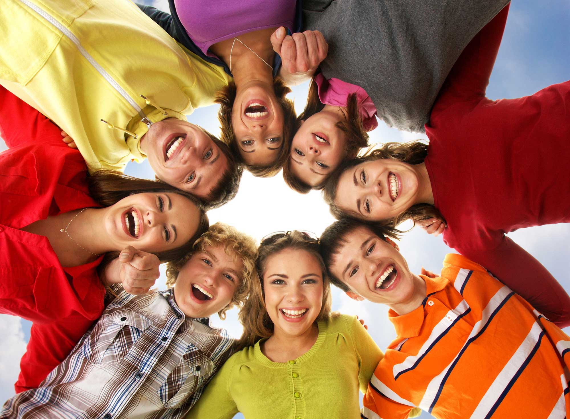 Покажи картинку со всеми. Счастливые подростки. Счастливые подростки в школе. Группа счастливых людей. Молодежь.